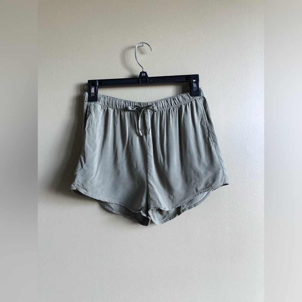H&M khaki green drawstring shorts Size 2